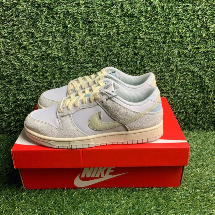 کفش کتانی وارداتی نایک دانک لو / کرم-سفید با لوگوی کرمی و جزئیات آبی روشن Nike Dunk Low